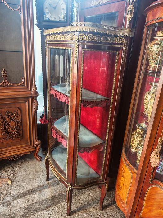 Антикварна витринка с осветление