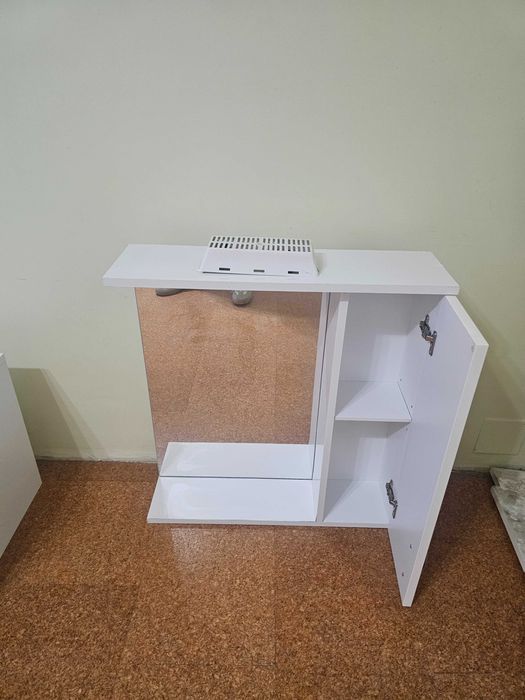 Стенен шкаф за баня с огледало и осветление