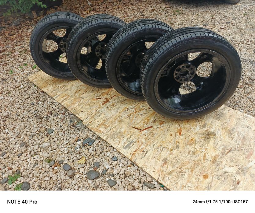 Se vând doua seturi jante R17