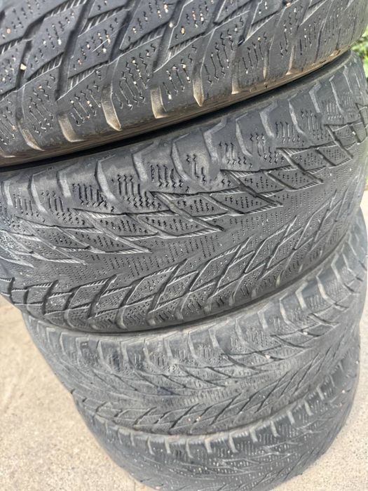 Продам комплект зимней резины R17.