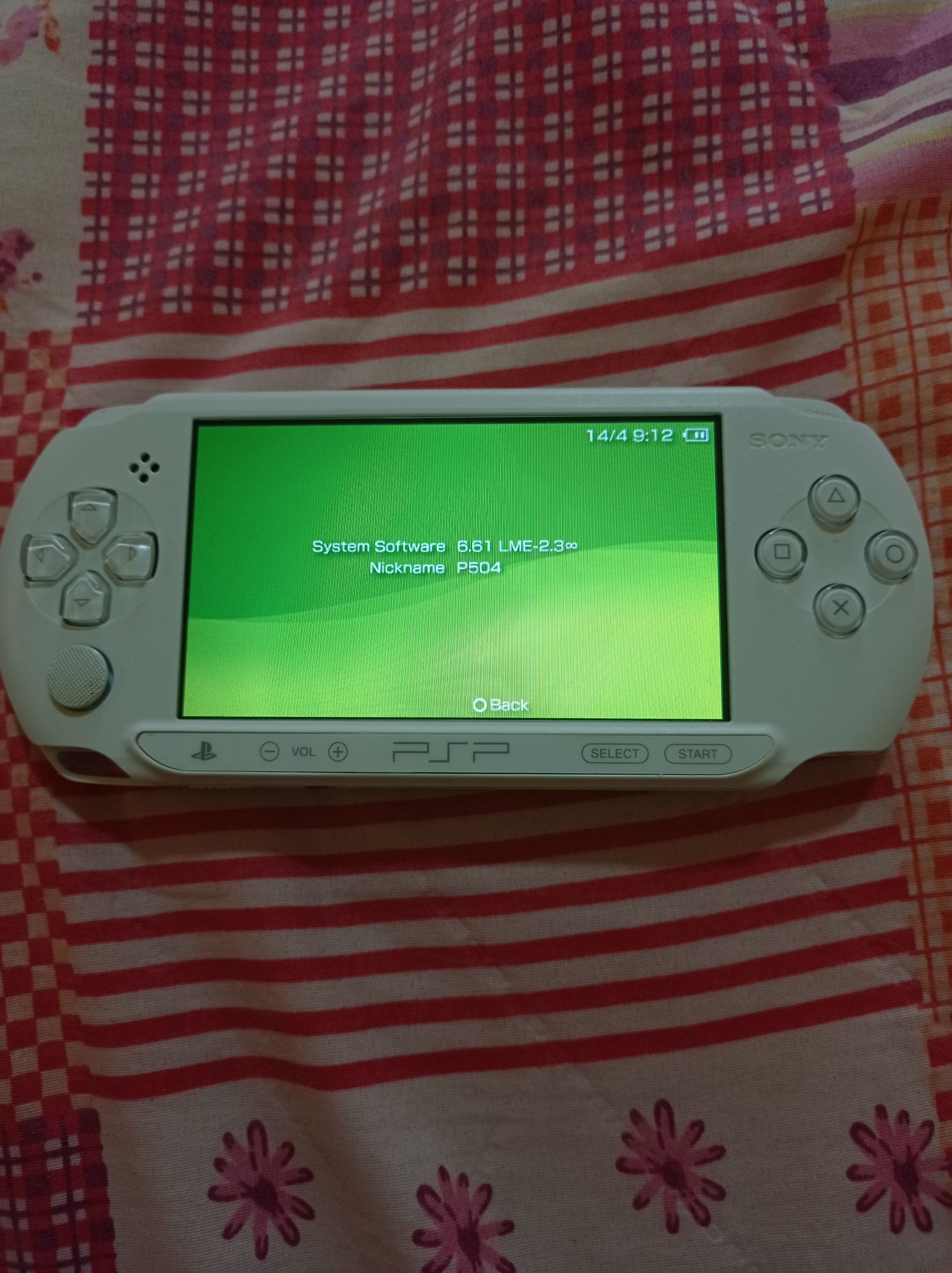 PSP E1004 с около 200 игри