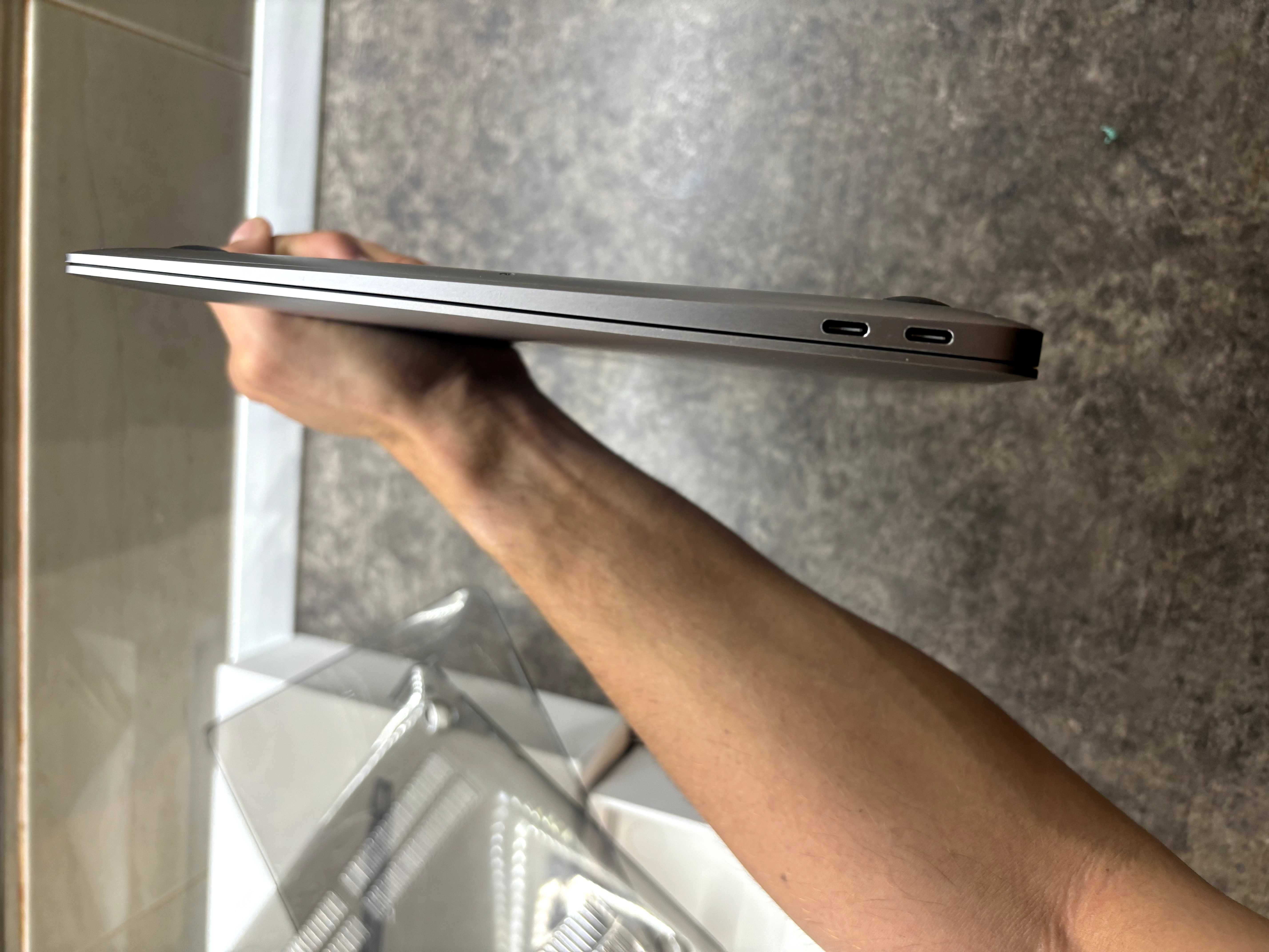 Macbook Air 13, M1, 16GB RAM, 2020 - like new