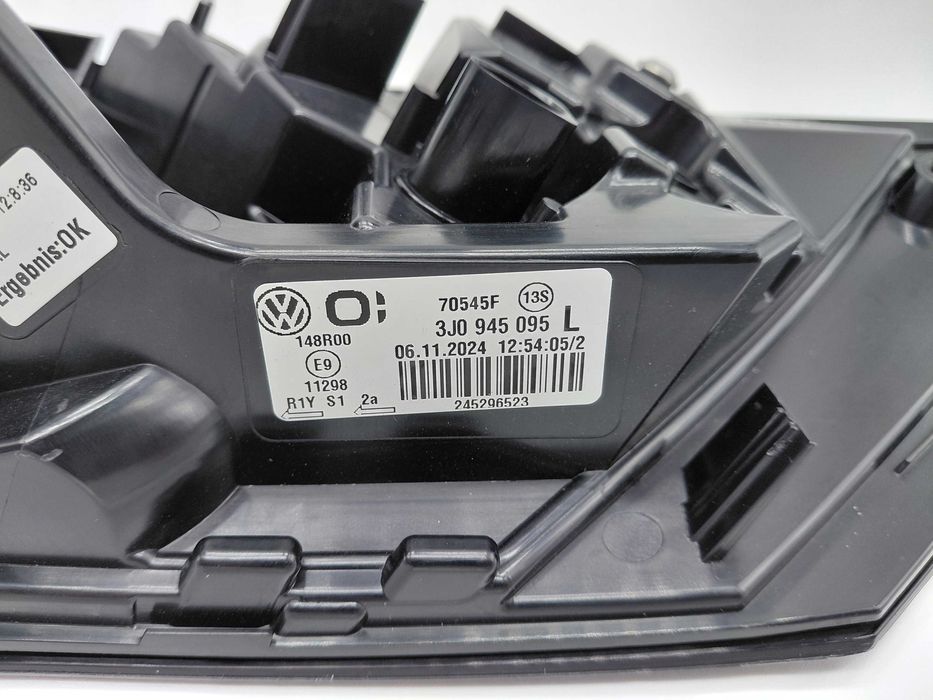 3J0945095L Нов Ляв Стоп VW Passat B9