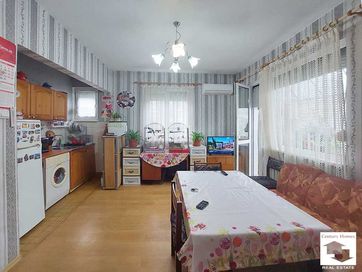 104803 Просторен апартамент с три спални в центъра на Велико Търново