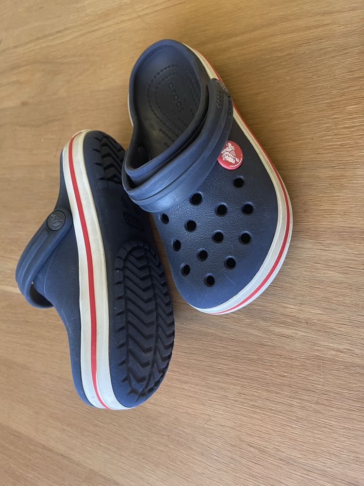 Продавам детски обувки Olang и Crocs