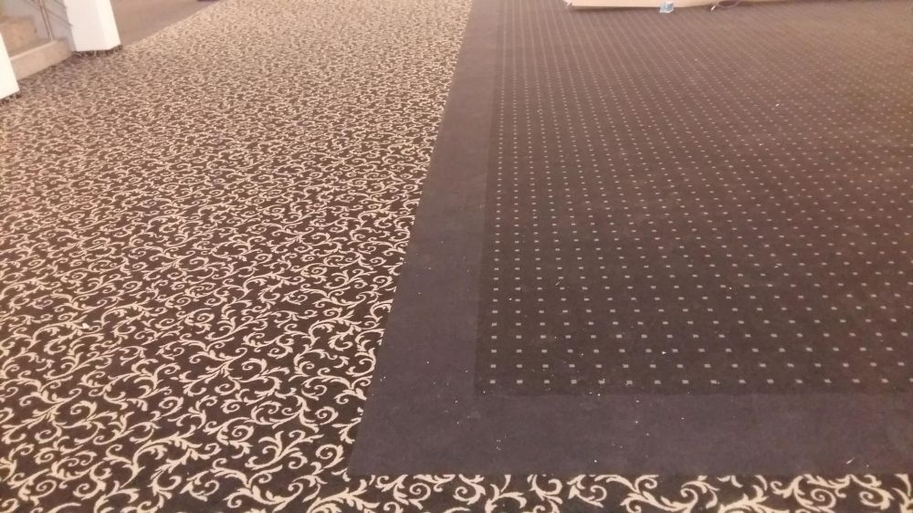 Montaj mocheta si covor Pvc cât și curățat profesional mocheta