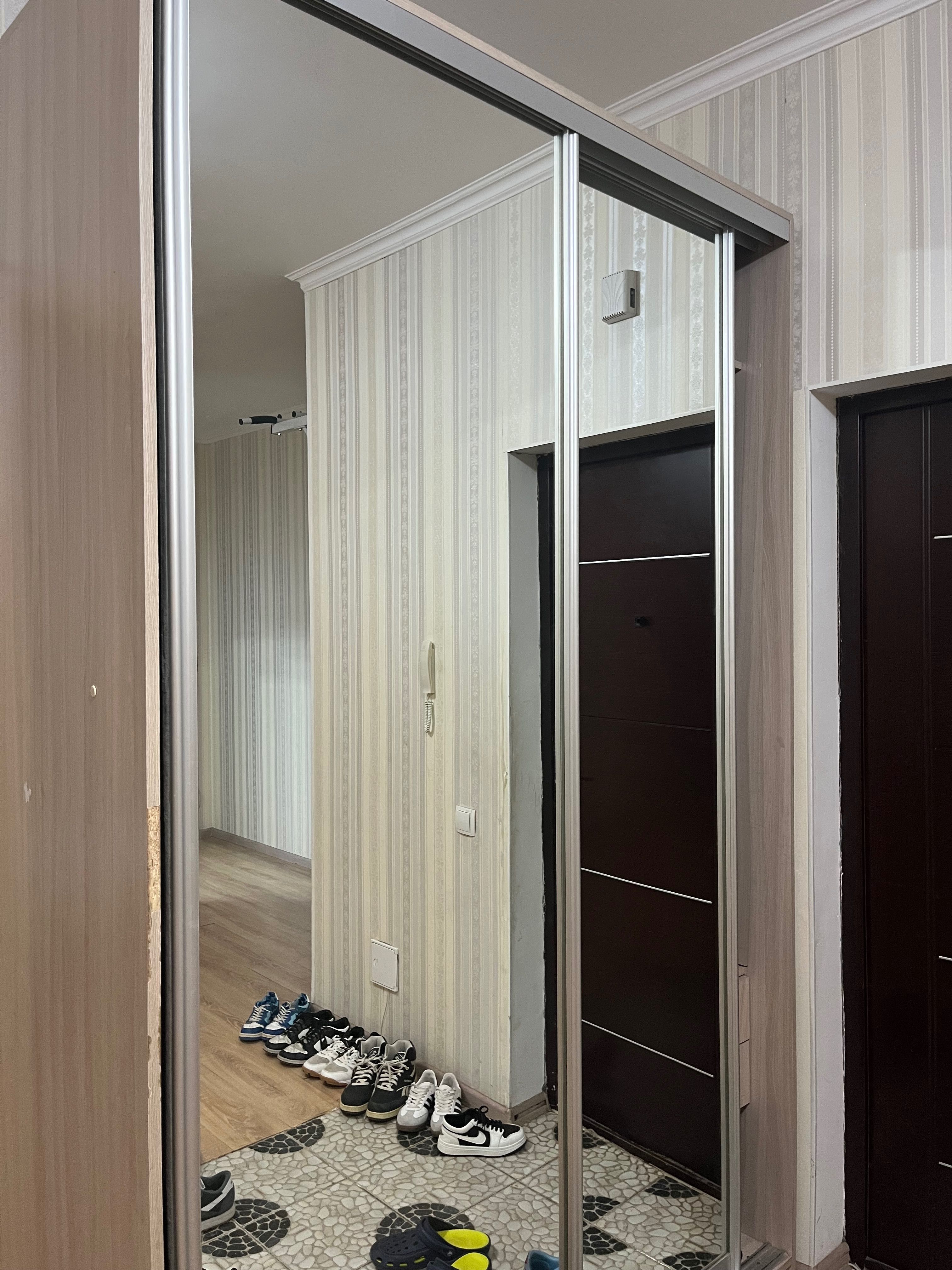Продам Прихожую с зеркалой