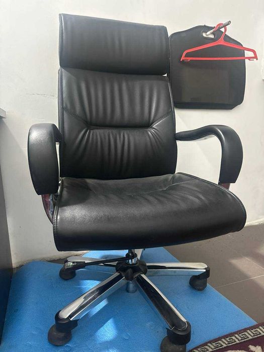 Продам удобное офисное кресло — как новое!