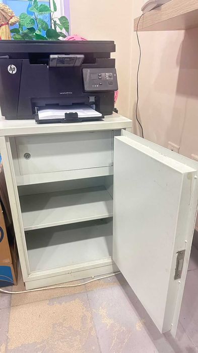 Бухгалтерский шкаф на замке - Сейф