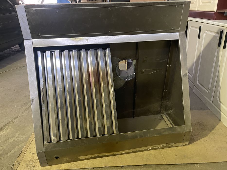 Продам вытяжку настенную для ресторанов кухни.