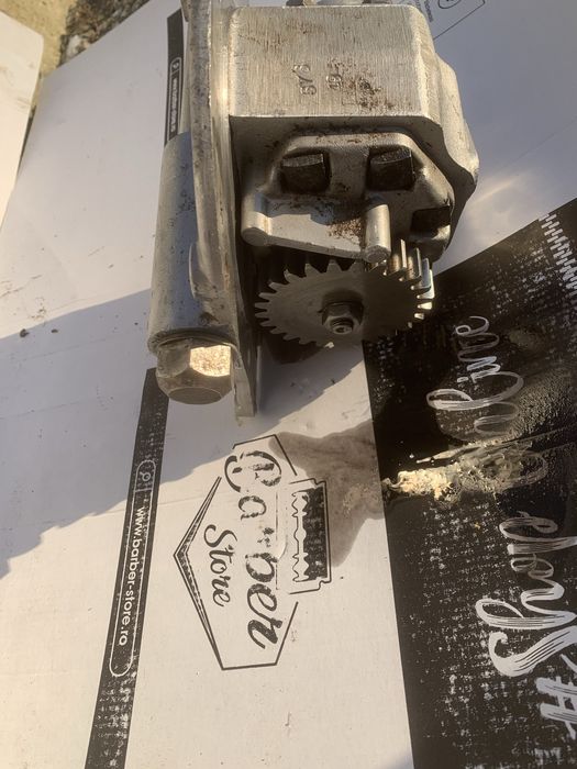 Vând pompa hidraulica ,pentru tractor ford 5000