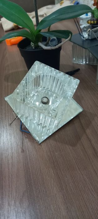 Продам потолочные светильники