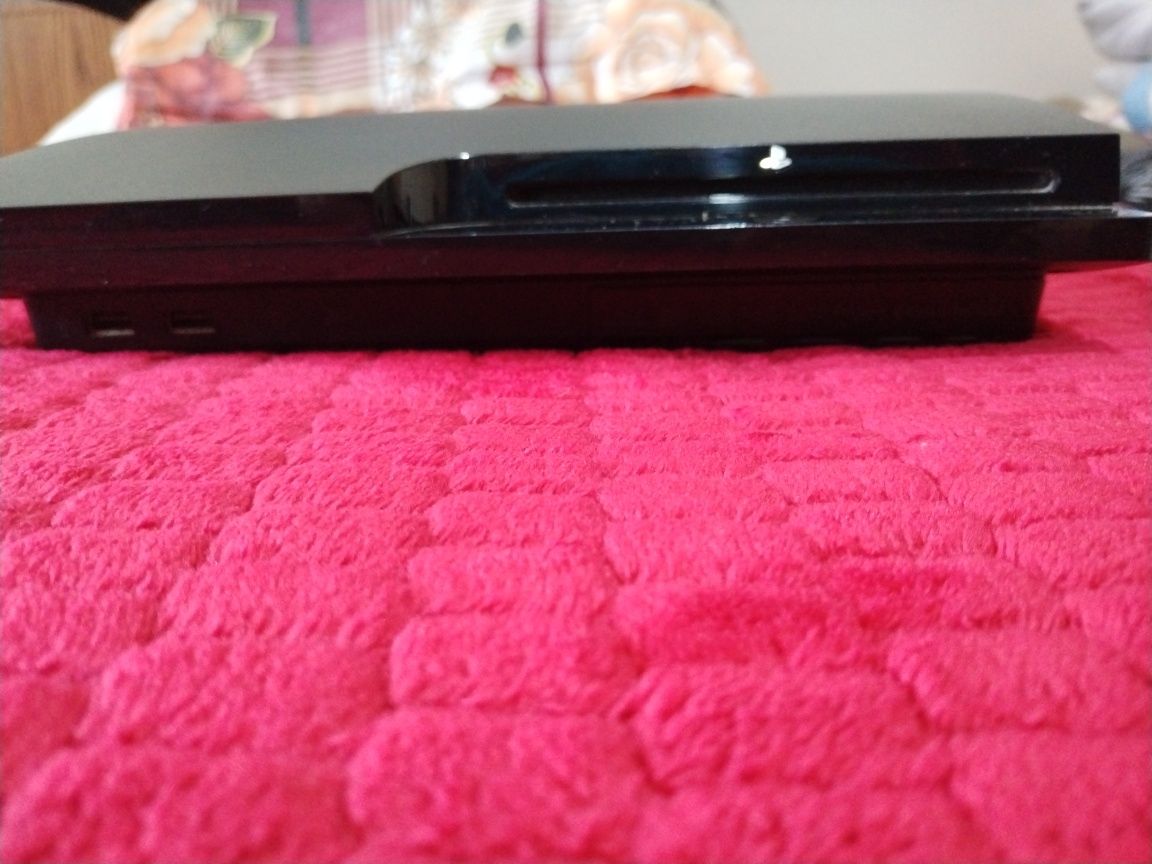 Vând PS3 slim stare foarte buna + 2 joistick + 2 jocuri preț negociabl