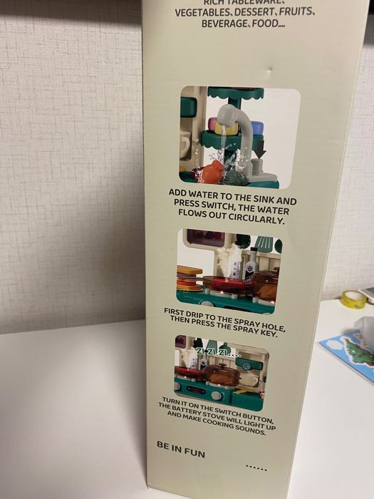 Кухня със светещи котлони, пара и мивка с течаща вода