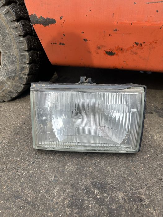 Правая фара на Opel Monterey