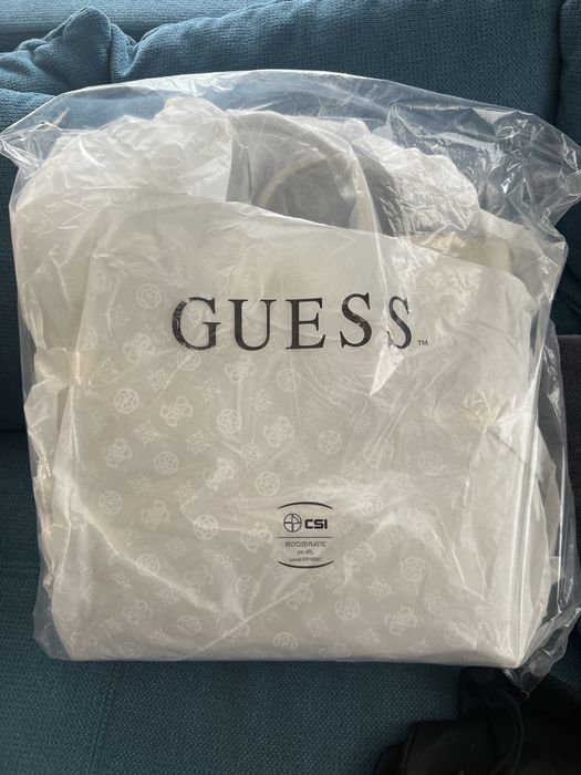 Чанта GUESS.Нова и 100% оригинал.С етикети,противопрахова торба,кутия