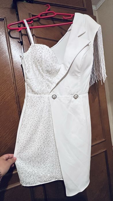 Vând rochie albă tip sacou cu perle si franjuri