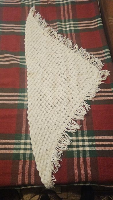 Триъгълен ръчно изработен шал