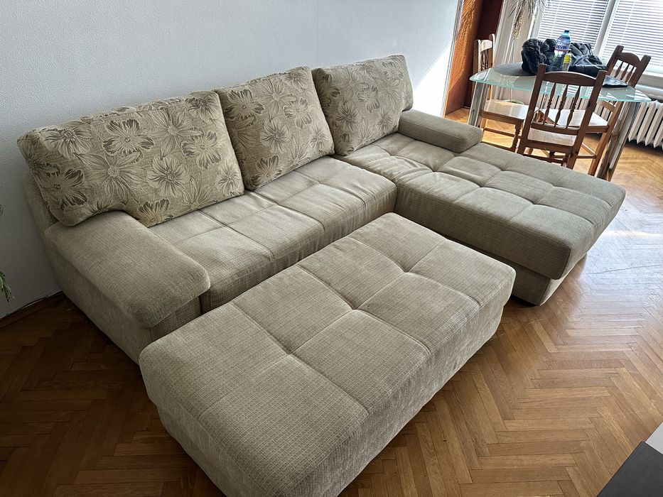 Ъглов диван с табуретка и функция спане