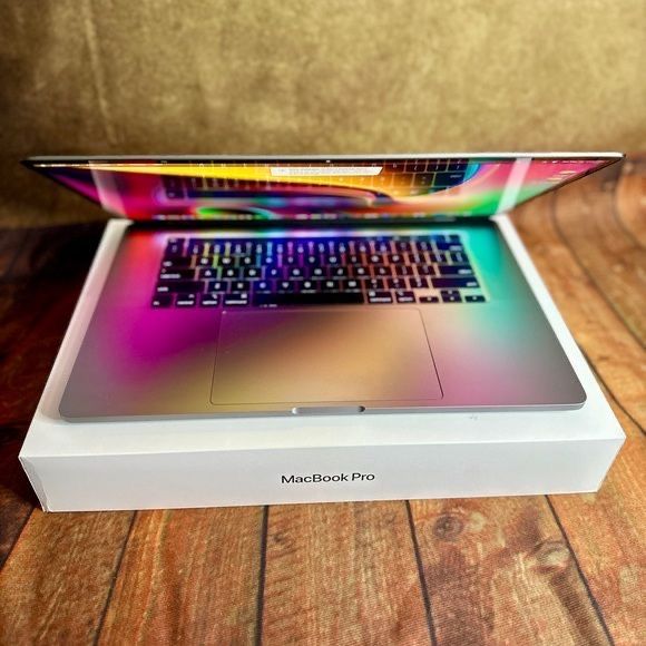 Macbook pro 2018 15,5-inch 32 ram 1024gb ekrani 8k 95%+ xolati 10/10