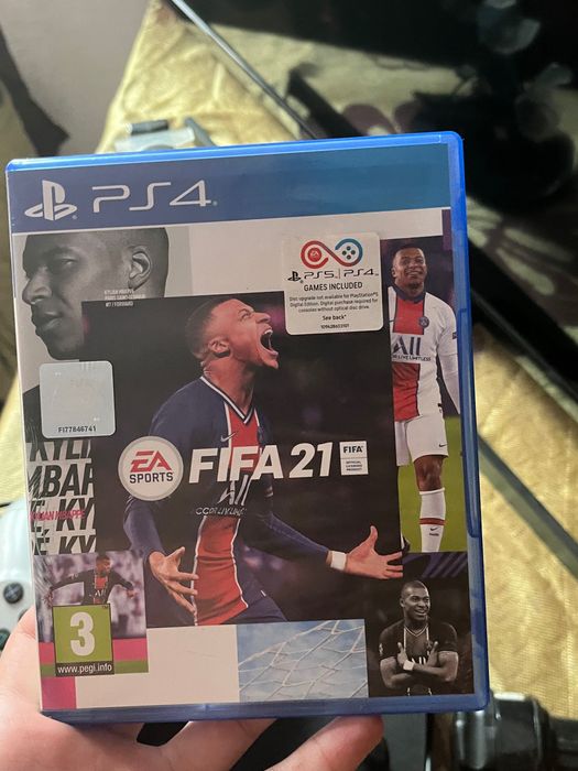 Vând ps4 slim ,am 3 jocuri ,stație de încărcare