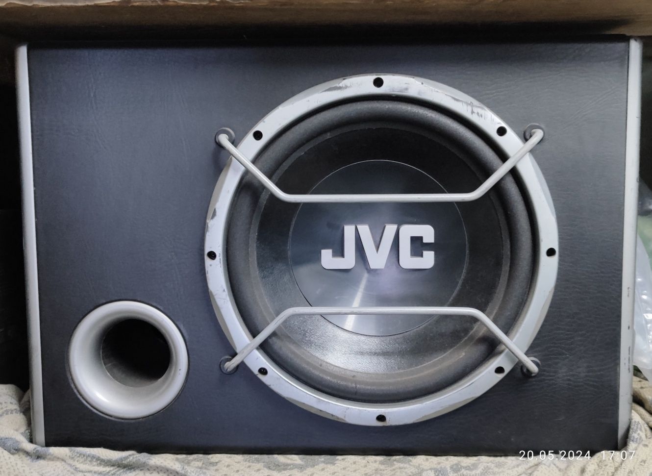 Продам сабвуфер автомобильный активный JVC