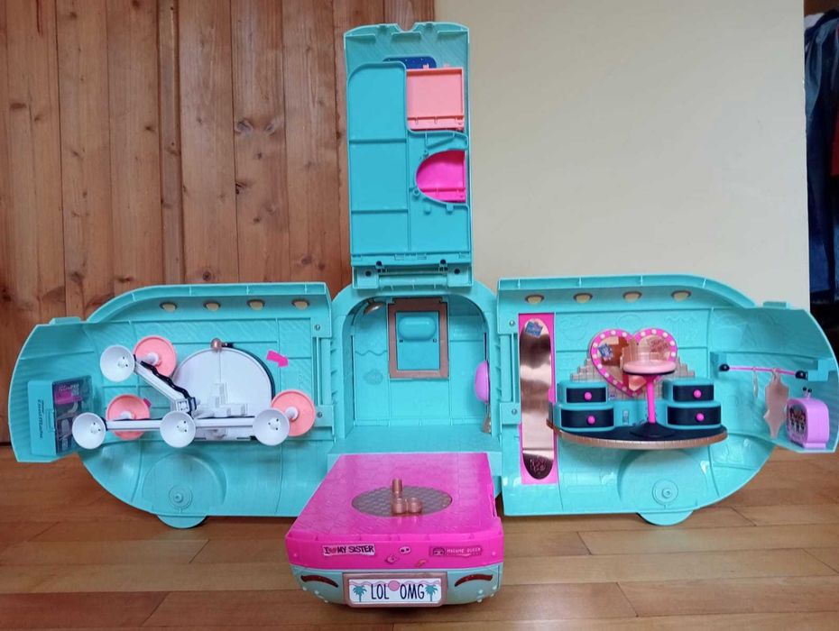 Camper LOL camion, accesorii și păpuși incluse