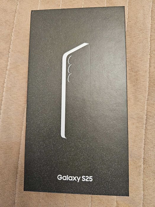 Продавам Самсунг S25 'ЧИСТО НОВ
