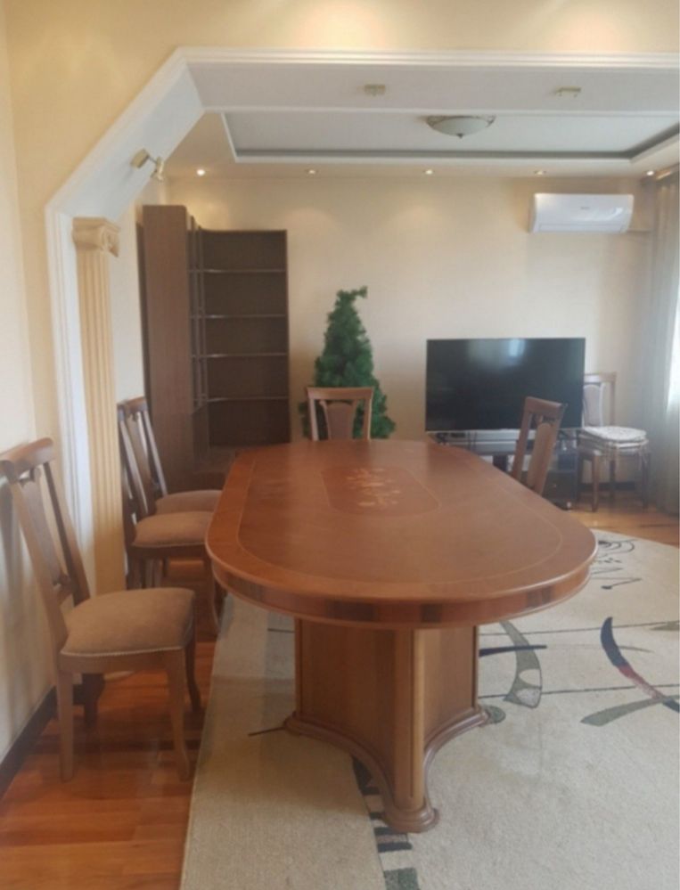Стол и 8 стульев