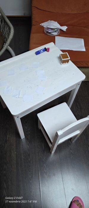 Vând biroude copii, din lemn masiv și scaun, ambele de la Ikea