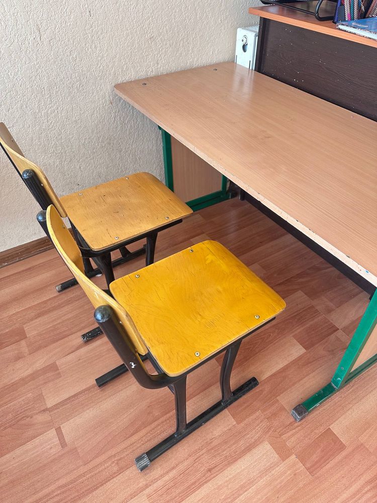 Б/у парты . 4та 2 кишилик ва 4 та 1 кишилик парталар 11 та стул