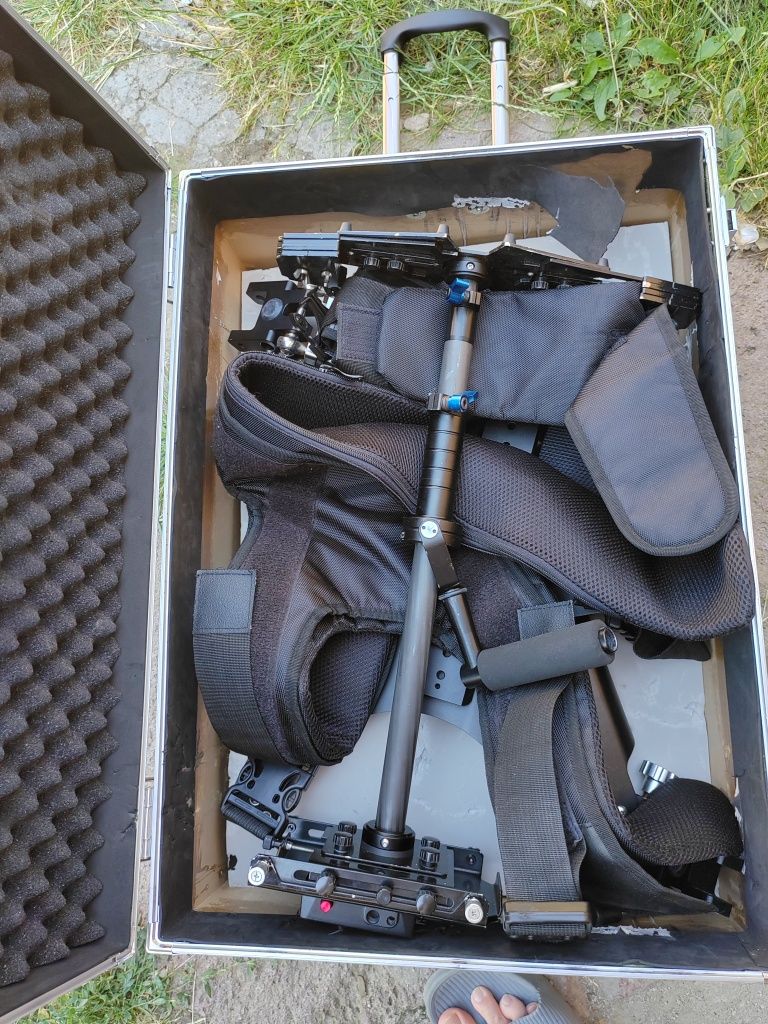 steadycam stabilizator cu brat si cutie troliu de transport