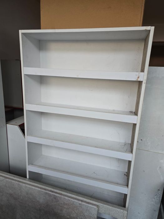 Vand diverse tipuri de mobilier