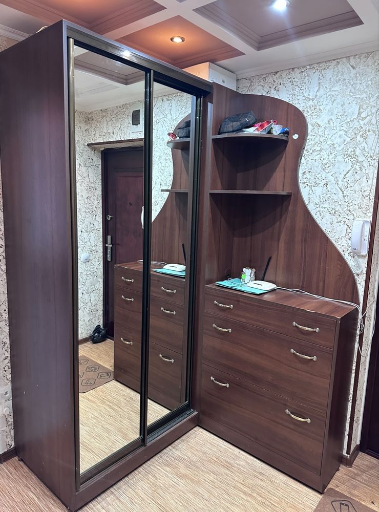 Продается шкаф в прихожую