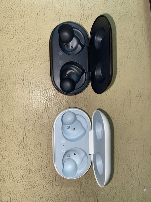 Galaxy buds кейс и отдельно правый наушник