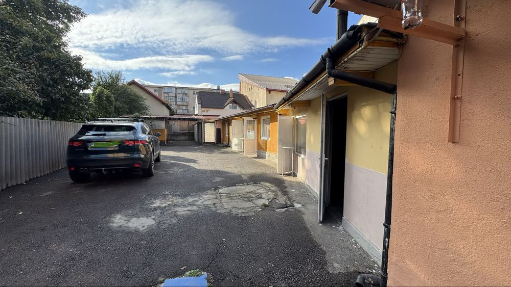 Spațiu comercial stradal cu birouri, depozitare și teren 413 mp