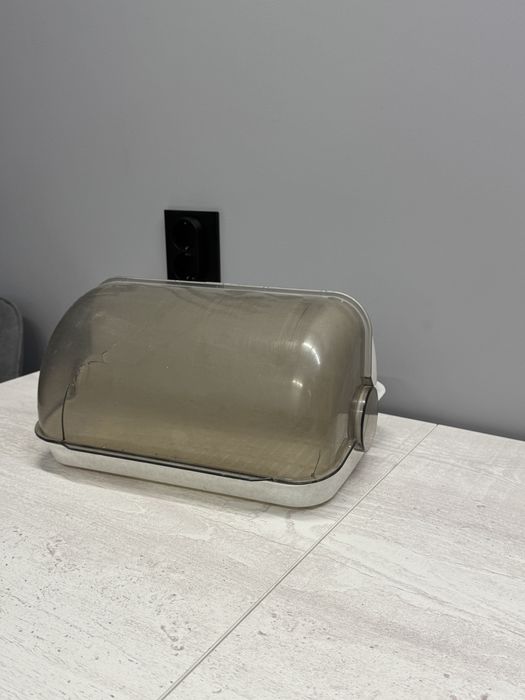 Хлебница и другие кухонные предметы