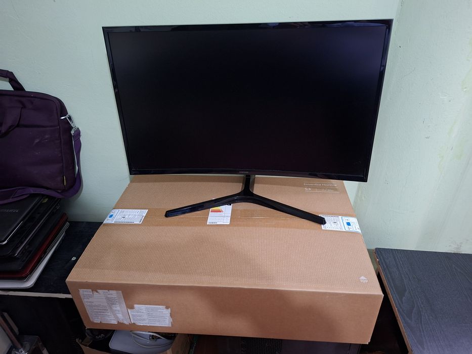 Монитор бу в коробке. Изогнутый. размер 27.