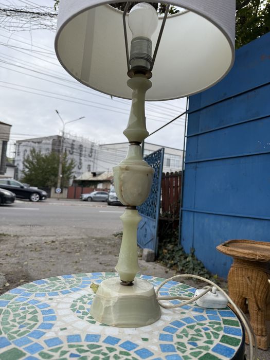 Lampă din onix natural cu abajur textil alb – elegantă și rară