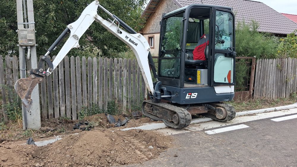 Mini excavator și incarcator