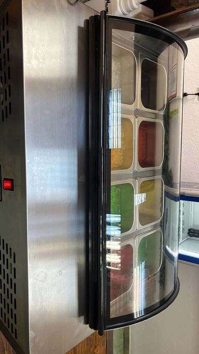 Vitrina frigorifica bubble tea. In stare foarte buna. Folosita 2 luni.
