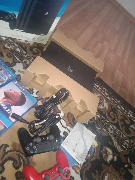 Продаётся приставки Sony PlayStation-4PRO-1ТБ-отличном состоянии+