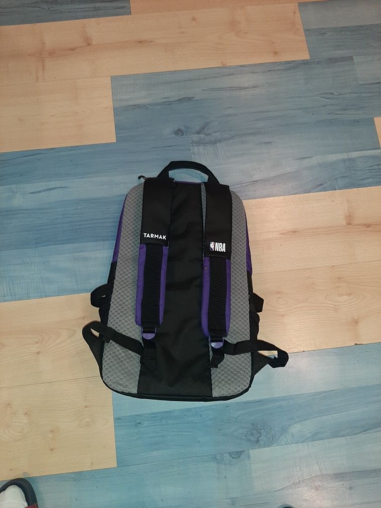 Ghiozdan Lakers aproape nou