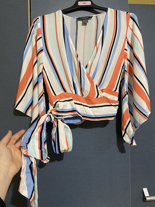 Top scurt pe talie cu dungi si maneci evazate Primark marime 6/34