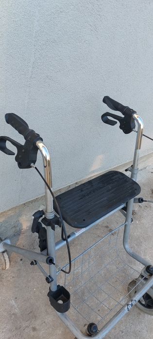 Ролатор,проходилка за възрастни. Много добро състояние.