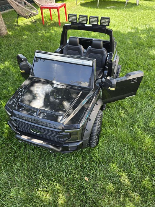 Mașină de jucărie Ford Super Duty gigantă