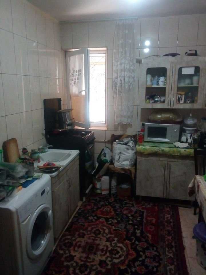 Schimb ( NU VAND ) apartament doua camere decomandat cu casa la curte