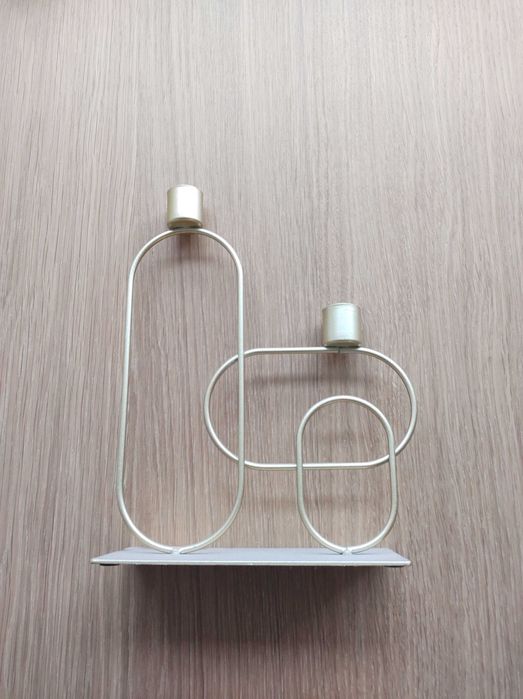 Метален свещник, елегантен и красив за празнична трапеза