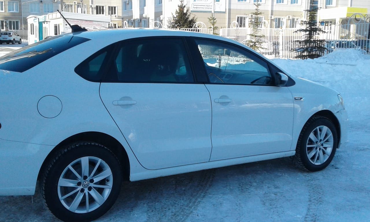 Volkswagen polo цвет белый 19 года пробег 30 тыс