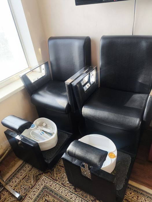 Педюкурные кресла и столы для маникюра